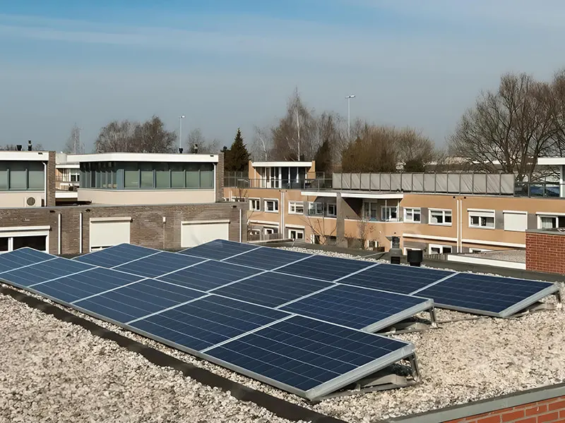 8 kW solpaneler installerade på platt tak i England